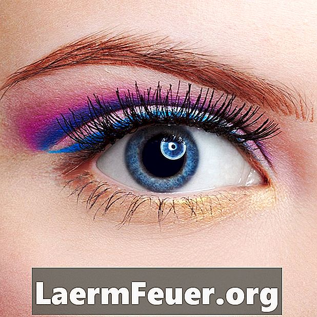青い目のための8つの基本的な化粧のヒント