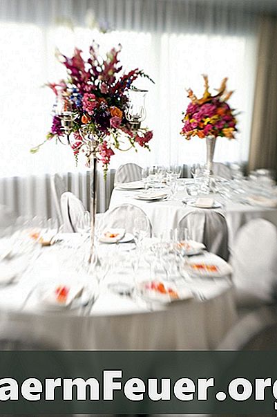Indstillinger for bryllupsfest bord med tule og blomster