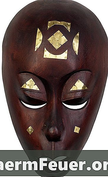 Artes e artesanato infantil com máscaras da Costa do Marfim