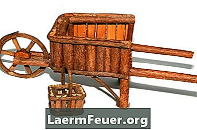 Artesanato com carrinho de mão colonial de madeira