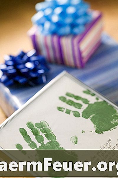 Artigianato con impronte di mani per bambini come promemoria dell'infanzia