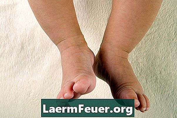 Handarbeiten, die mit dem Handdruck und dem Fußabdruck Ihres Babys zu tun haben