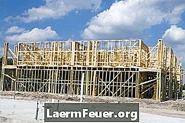 Le fasi di costruzione della fondazione di una lastra di cemento