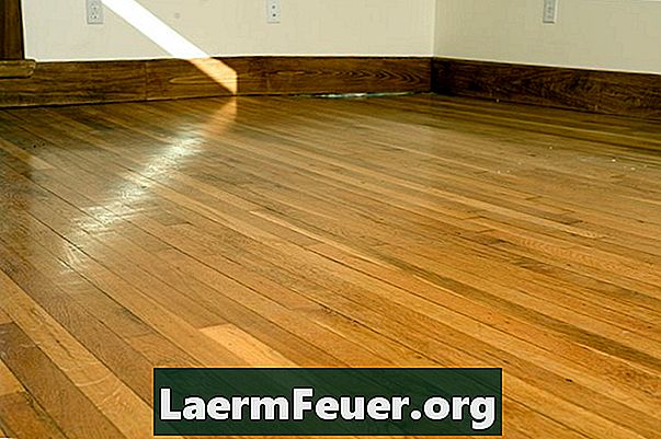 木製の床から接着剤を除去するための最良の方法
