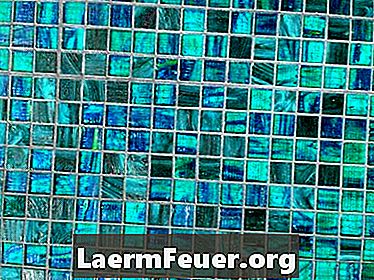 Como adicionar azulejos de vidro em uma piscina de fibra de vidro