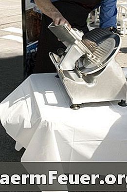 Hvordan skarpe et barberblad fra en matskiver