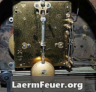 Cómo ajustar el carpintero de un viejo reloj de péndulo Ingraham