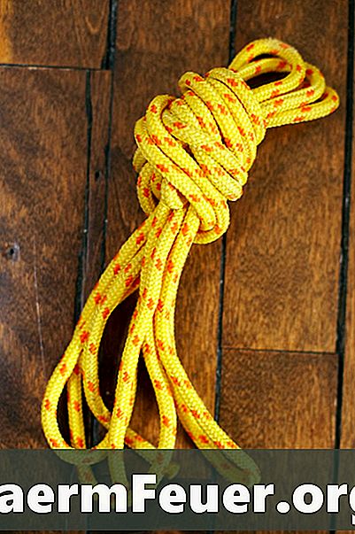 Hur man knyter en knut av nylon rep i en hund guide