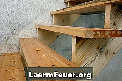 コンクリートに木製の階段を固定する方法