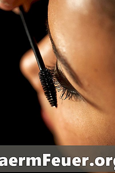 Hur man applicerar mascara för att göra ögonfransar långa och tjocka