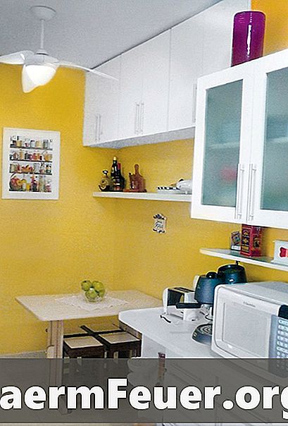 賃貸住宅から醜いキッチンタイルをカバーする方法