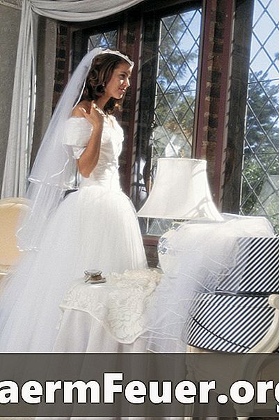 Как положить тюль или рукава в свадебное платье