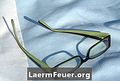Як покласти невиділені лінзи в оправу для окулярів