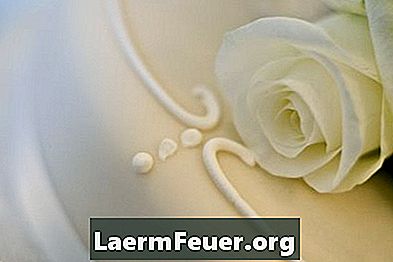 Kuidas panna roosid pulmakookile