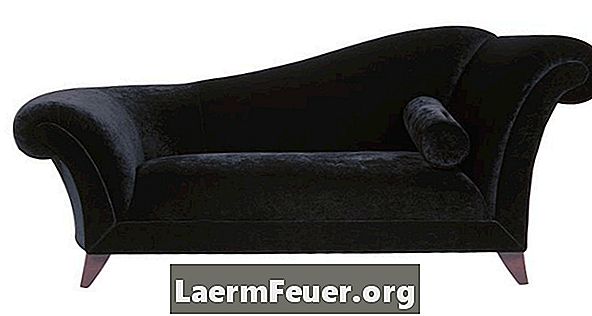 Cara Cat Ruang Hidup dengan Sofa Kulit Hitam