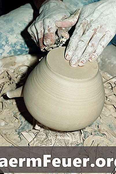 Comment réparer une poterie brisée lorsqu'elle est complètement sèche