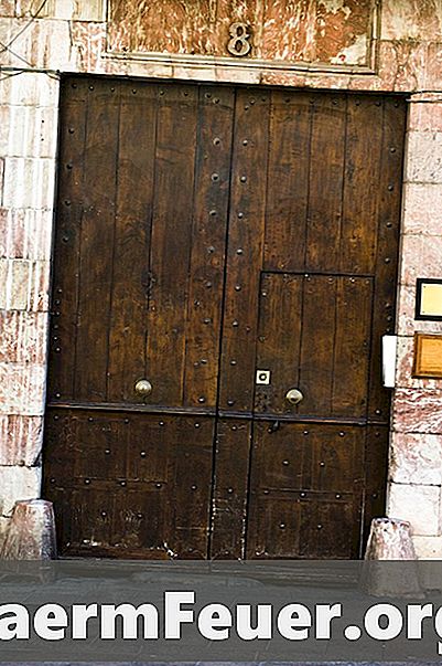Hoe een gat in een houten deur te repareren