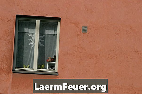 Hoe een lek in een raam in een pleisterwerk te repareren