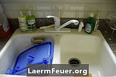 Cómo instalar una manguera flexible en el grifo de la cocina