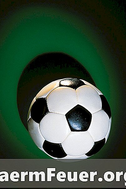 Cómo reparar una bola de fútbol perforada