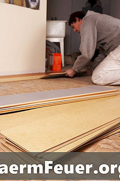 कैसे एक लकड़ी टुकड़े टुकड़े फर्श पर एक किरच को ठीक करने के लिए