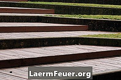 Comment construire les marches d'une échelle en bois à l'extérieur