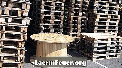 Hvordan man opbygger en hjemmelavet dyrebeholder med palle og træ