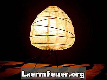 Cum de a construi o lampă japoneză de hârtie de pardoseală