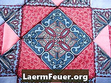 Hvordan finne ut hvor mange 15-i-15-cm stofffirkanter er påkrevd for en queen-size quilt