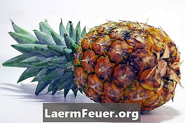 Hogyan vághatunk egy ananászot, így a kéreg sértetlen marad