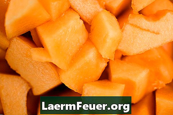 Hur man skär en cantaloupe melon i kuber