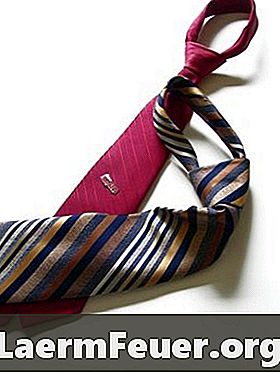 留め具でネクタイを縫う方法