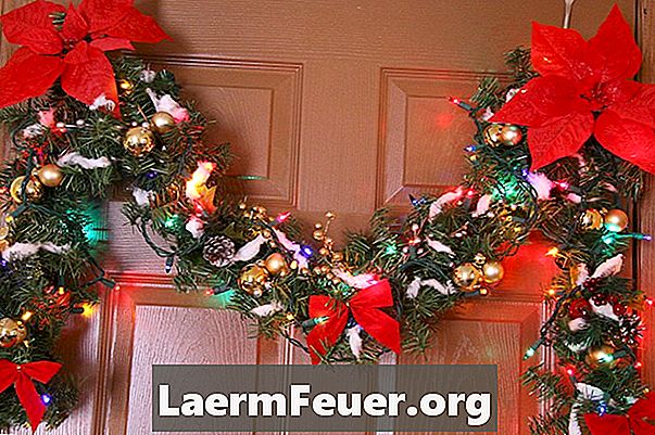 Come decorare la porta d'ingresso con ghirlanda a Natale