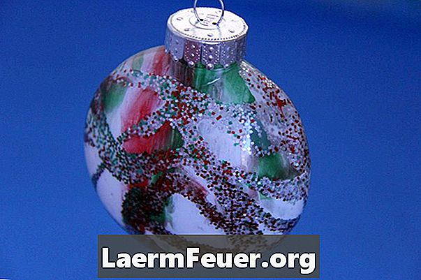 Hoe transparante kerstballen te versieren