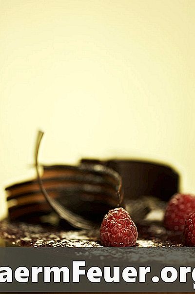 Jak ozdobit dort čokoládovými hoblinami