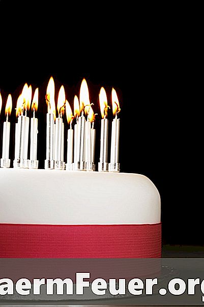 13歳の女の子のための誕生日ケーキを飾る方法