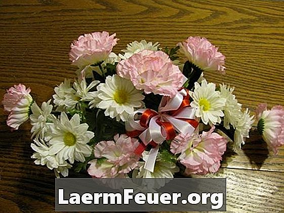 Hur man dekorerar ett bord med blommor för en födelsedag