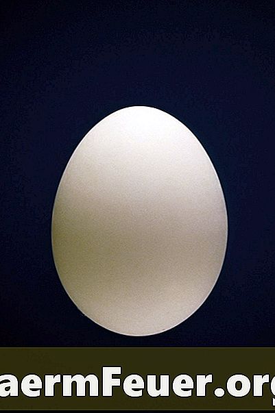 Cum de a arunca un ou, fără a le rupe folosind paie și elastice