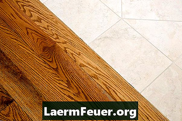 Kako odstraniti Super Bonder lepilo iz Hardwood Floors