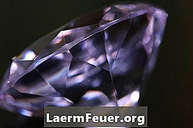 Wie unterscheidet man einen gefälschten Diamanten von einem echten Diamanten?