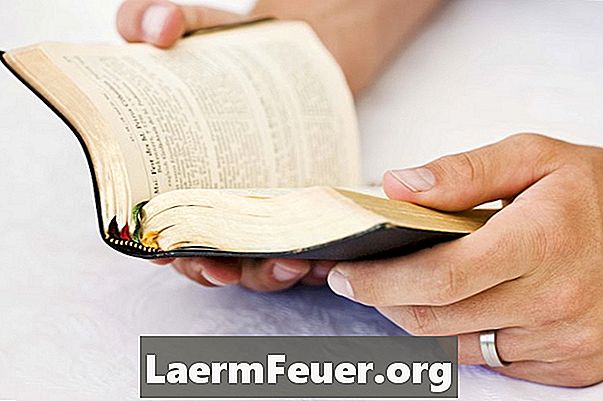 Comment dorer les bords des pages bibliques