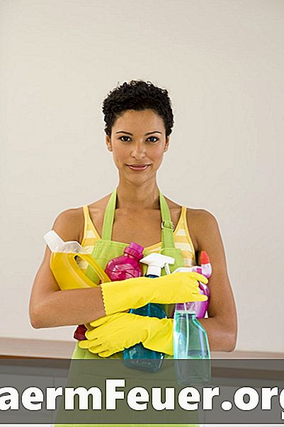 Como elaborar um currículo para disputar uma vaga de empregada doméstica