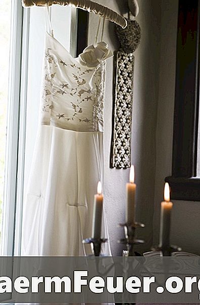 Hvordan dekorere en brudekjole med perler