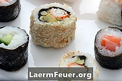 Como enrolar arroz em algas para fazer sushi