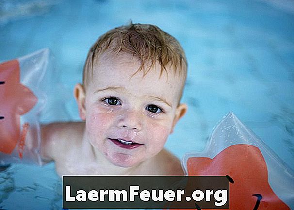 Како научити бебу да плива