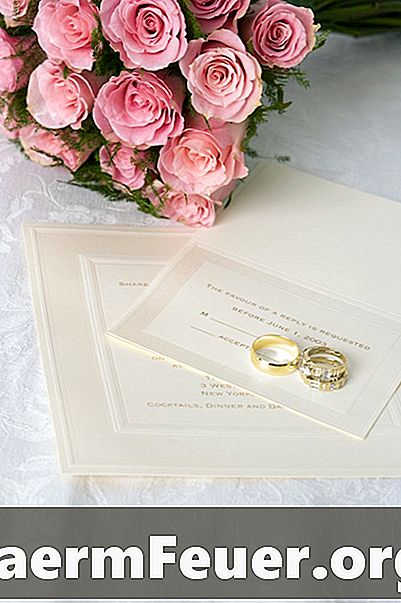 วิธีเขียนตัวเอียงในซองจดหมายของคำเชิญงานแต่งงานของคุณ