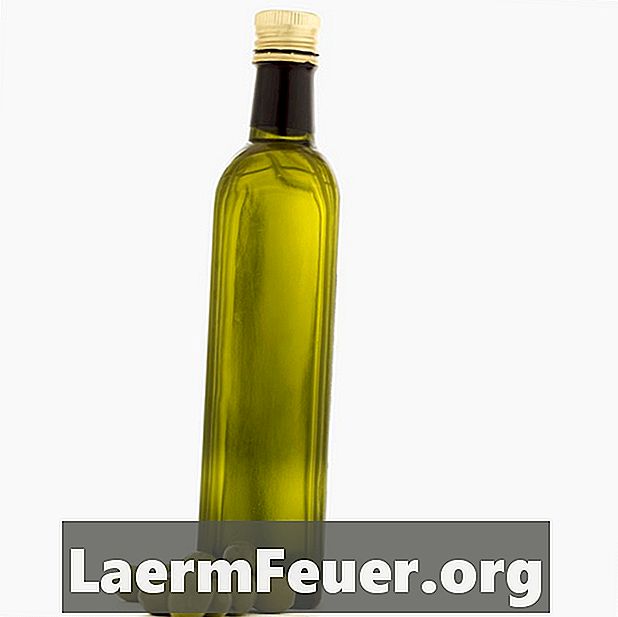 レモン汁、植物油、オリーブオイルを使った自家製の保湿剤の作り方