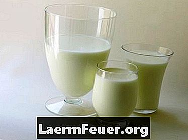 Hur man gör övergången från bröstmjölk eller formel till helmjölk