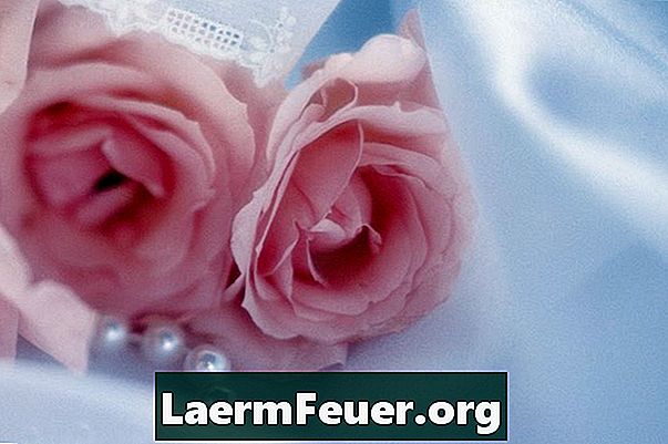एक लंबे गिलास फूलदान में रेशम के फूलों की व्यवस्था कैसे करें