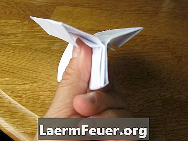Hur man gör pappersflygplan som flyger över 30 meter